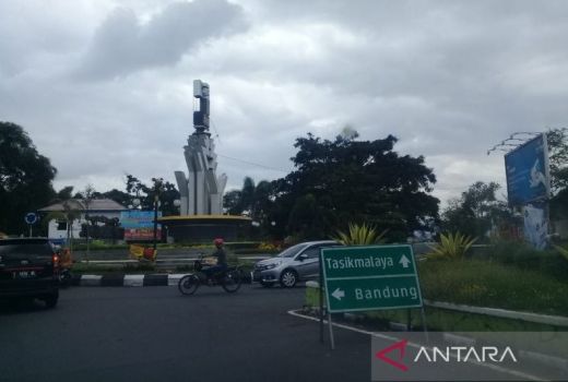 Banyak Jalan Rusak di Garut, Janji Bupati Ditunggu Warga - GenPI.co JABAR