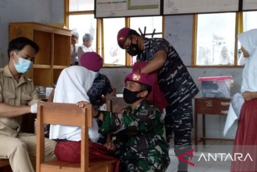 Murid SDN 01 Bojongjengkol Sukabumi disuntik Vaksin oleh Marinir - GenPI.co JABAR