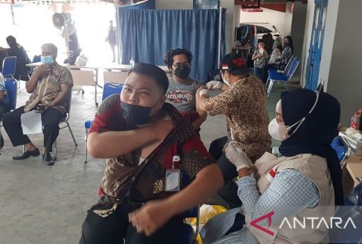 5,43 Persen Warga Kabupaten Bekasi dapat Vaksinasi Dosis Ke-3 - GenPI.co JABAR