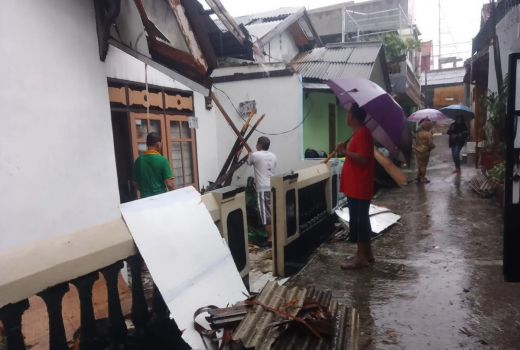 Atap Berterbangan, Sejumlah Rumah di Depok Rusak - GenPI.co JABAR
