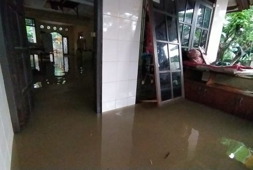 Belasan Rumah di Depok Kebanjiran, Warga Memilih Bertahan - GenPI.co JABAR
