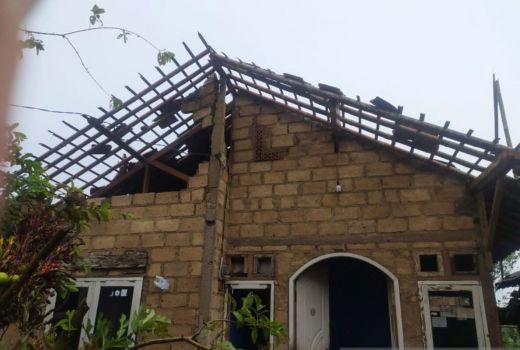 Puting Beliung Ngamuk di Sukabumi, Puluhan Rumah Warga Rusak - GenPI.co JABAR