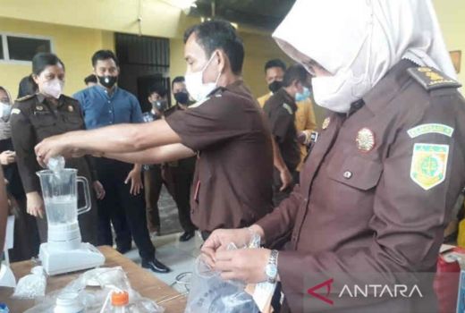 Kejari Musnahkan Barang Bukti dengan Blender dan dibakar - GenPI.co JABAR