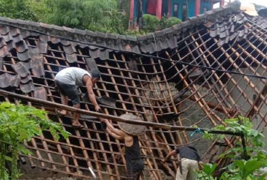 Innalillahi, 1 rumah di Sukabumi Ambruk Diterjang Angin Kencang - GenPI.co JABAR