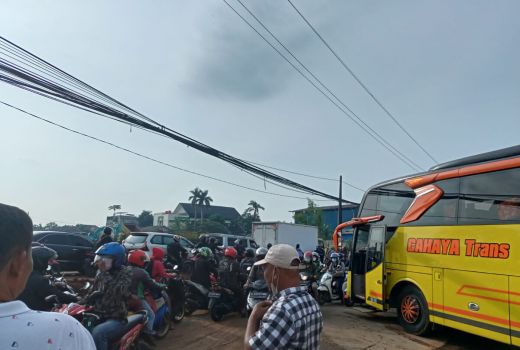 Sebuah Bus Terperosok di Proyek Tol Cijago, Begini Kejadiannya - GenPI.co JABAR