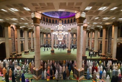 Datang ke Masjid Kubah Emas Demi Dengar Suara Merdu Imam Salat - GenPI.co JABAR