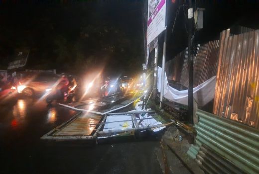 Mobil Keren Tertimpa Baliho di Kota Depok - GenPI.co JABAR