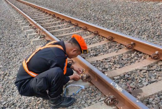 KAI Cirebon Terkejut, Anak-anak Buat Senjata Tajam di Rel KA - GenPI.co JABAR
