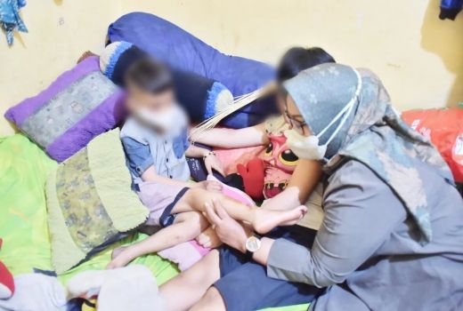 Bikin Mewek, Ade Yasin Kunjungi Korban KDRT Oleh Ayahnya Sendiri - GenPI.co JABAR