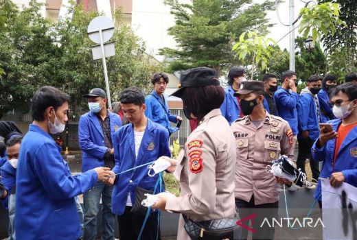 Demo Mahasiswa Kondusif, Kapolres Sukabumi Kota Acungkan Jempol - GenPI.co JABAR