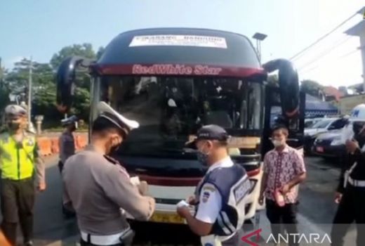 Petugas Ramp Check Bus Di Purwakarta, Mudik Jadi Enggak Tegang - GenPI.co JABAR