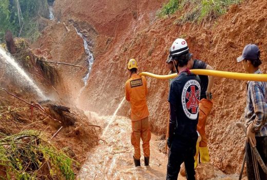 Bocah 8 Tahun yang Tertimbun Material Longsor di KBB Belum Ketemu - GenPI.co JABAR