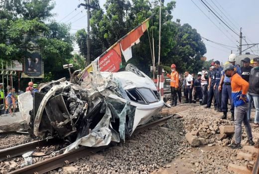 Sebuah Mobil Hancur Tertabrak KRL di Depok, Begini Kronologisnya - GenPI.co JABAR