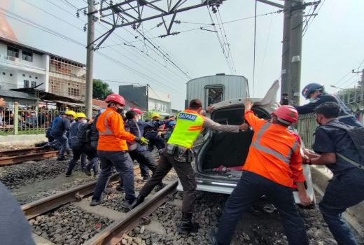 Detik-detik Sebuah Mobil dihantam KRL di Depok, Bikin Ngilu - GenPI.co JABAR