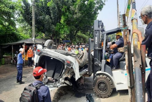 Butuh Waktu 3 Jam untuk Mengevakuasi Mobil yang Tertabrak Kereta - GenPI.co JABAR