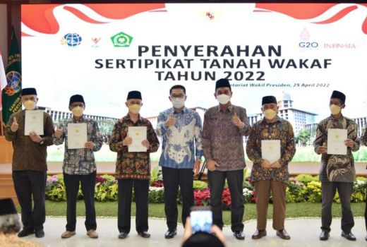 Gubernur Jabar Berikan Sertifikat Tanah Wakaf, Jumlahnya Ratusan - GenPI.co JABAR