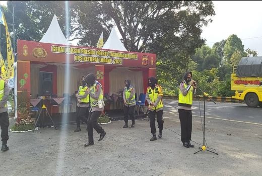 Pemudik di Gentong dihibur oleh Polwan Cantik yang Joget - GenPI.co JABAR