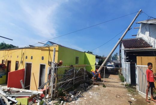 Angin Puting Beliung di Depok Membuat Listrik Padam - GenPI.co JABAR