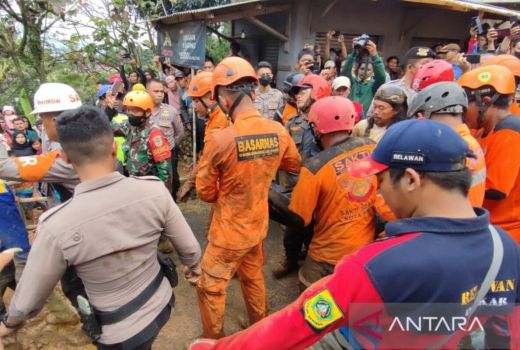 Korban yang Tertimbun Longsor di Pasir Pogor ditemukan Meninggal - GenPI.co JABAR