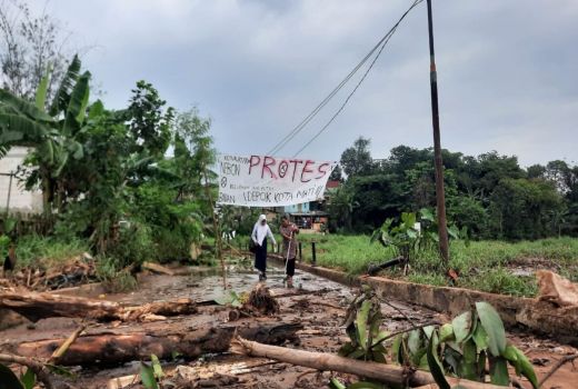 Kesal Pemkot Lamban, Warga Pasir Putih Depok Tutup Jalan - GenPI.co JABAR