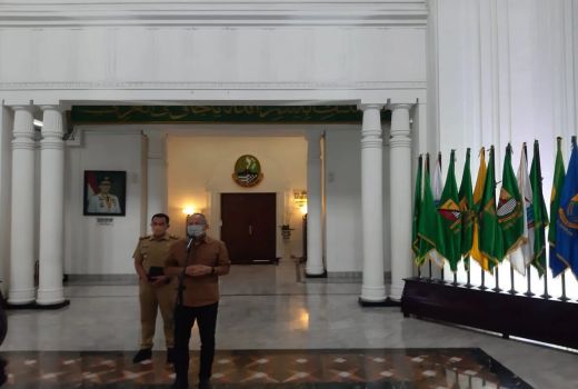 Kembali Kerja, Ridwan Kamil Langsung Sibuk Dengan Rapat - GenPI.co JABAR