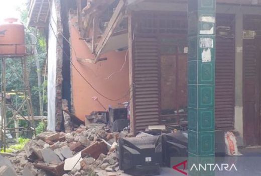 Pergerakan Tanah Membuat Sejumlah Rumah di Sukabumi Hancur Lebur - GenPI.co JABAR