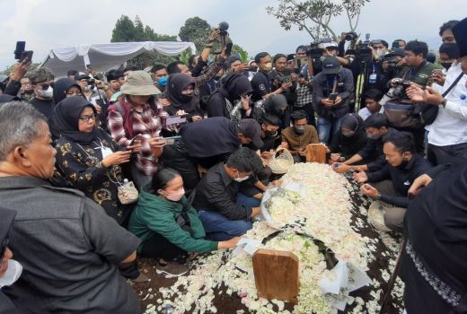Selesai Memakamkan Eril, Ridwan Kamil Sampaikan Kalimat Menyentuh - GenPI.co JABAR