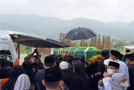 Detik-detik Kedatangan Jenazah Eril di Pemakaman, Bikin Nangis - GenPI.co JABAR