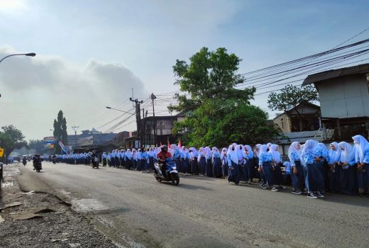 Bukti Warga Cinta Eril, Ratusan Pelajar Menanti Jenazahnya - GenPI.co JABAR