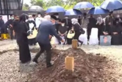 Jenazah Eril Selesai Dimakamkan, Ridwan Kamil Lakukan Hal Ini - GenPI.co JABAR
