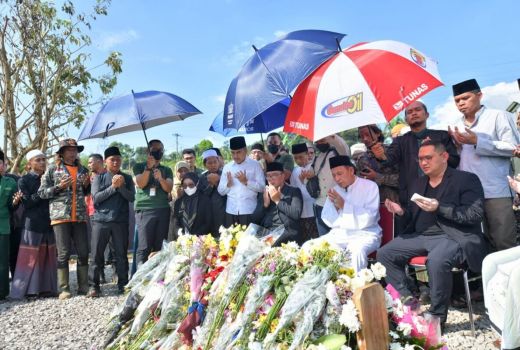 Habib Muhammad Luthfi bin Yahya Berziarah ke Makam Eril - GenPI.co JABAR