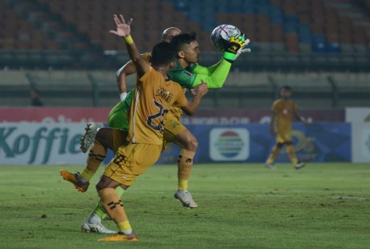 Fitrul Gemilang Mengawal Gawang Persib, Passos Beri Wejangan - GenPI.co JABAR