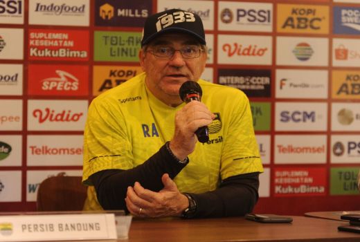 Umuh Muchtar Ceritakan Detik-detik Robert Alberts Mundur dari Persib - GenPI.co JABAR
