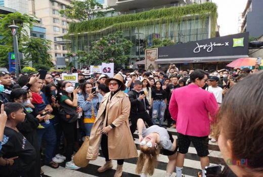 Elly Sugigi Kena Tegur Petugas Saat Ke Citayam Fashion Week - GenPI.co JABAR