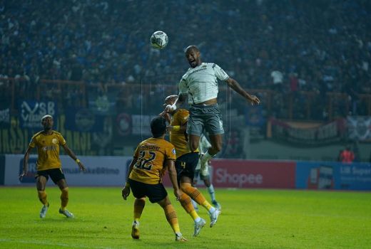 Fisik Pemain Persib Dikritik Buruk, Robert Alberts Berang - GenPI.co JABAR