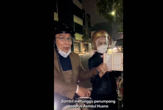 Masyallah, Ridwan Kamil Bantu Tukang Becak yang Menunggu Penumpang Sambil Mengaji - GenPI.co JABAR