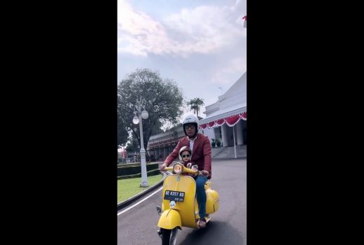 Ridwan Kamil Ajak Arkana Jalan-jalan Pakai Vespa, Jok dan Kaki Jadi Perhatian - GenPI.co JABAR