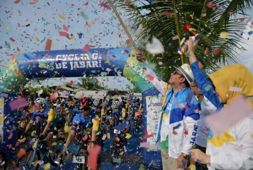 Ridwan Kamil Lepas 100 Pesepeda Cycling de Jabar 2022 - GenPI.co JABAR