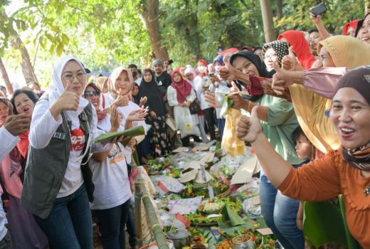 Jalan di Purwakarta Jadi Lautan Kastrol Liwet, Ternyata Ada Acara Ini - GenPI.co JABAR