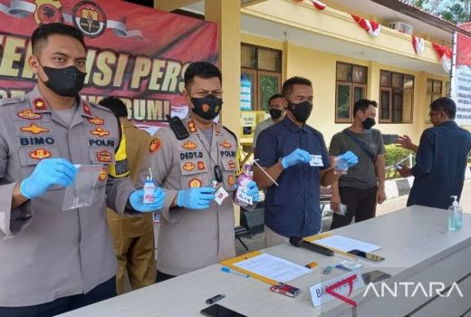 Lagi Asyik Isap Sabu-sabu, Seoarang Kades Digerebek Polisi - GenPI.co JABAR