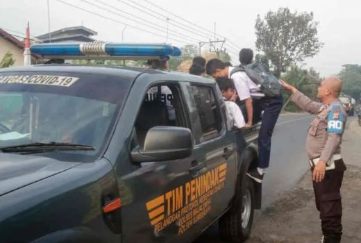 Sopir Angkot Mogok Massal karena BBM Naik, Polres Majalengka Angkut Pelajar - GenPI.co JABAR