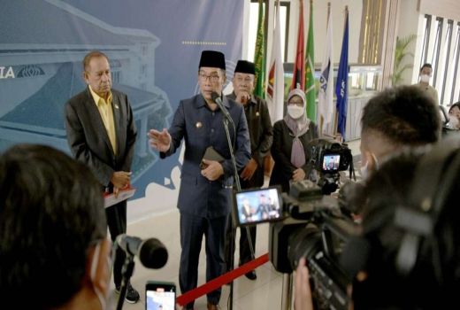 Ridwan Kamil Bela Pemerintah Pusat Soal Kenaikan Harga BBM - GenPI.co JABAR