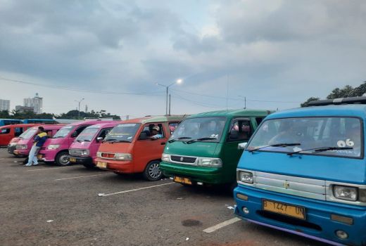 Keluh Kesah Sopir Angkot di Depok Usai Kenaikan Harga BBM - GenPI.co JABAR