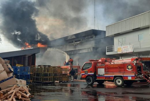 Eiger Rugi Rp 50 Miliar, Buntut Gudang JNE yang Terbakar - GenPI.co JABAR