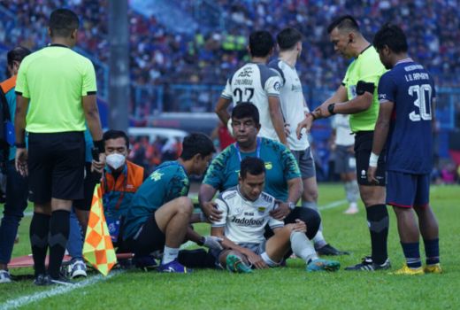 Kemenangan Persib atas Arema FC Harus Dibayar Mahal, Erwin Ramdani Patah Tulang - GenPI.co JABAR