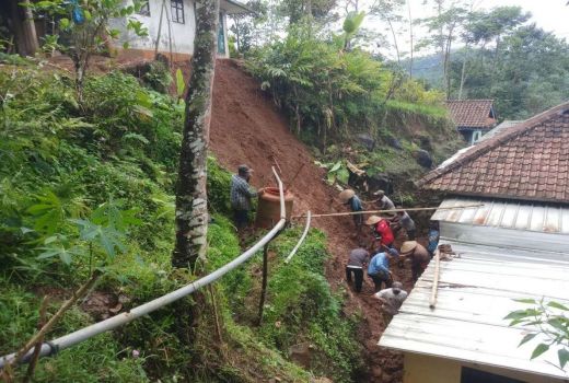 Bencana Tanah Longsor di Ciamis Sebabkan 2 Orang Meninggal Dunia - GenPI.co JABAR