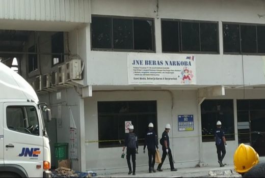 Gudang JNE yang Terbakar Diperiksa Lansung oleh Tim Puslabfor Mabes Polri - GenPI.co JABAR
