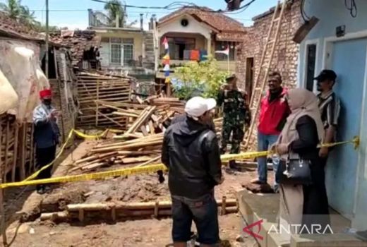 Sebuah Rumah di Garut Dibongkar Rentenir, Diduga Masalah Utang Piutang - GenPI.co JABAR