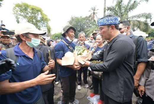 Ridwan Kamil Temui dan Serap Tuntutan AP2SI Jabar - GenPI.co JABAR
