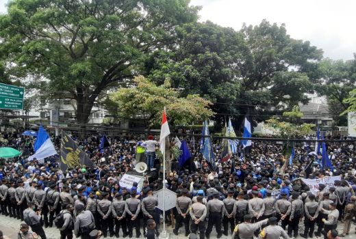 Jelang Laga Kontra Persija, Bobotoh Demo di Depan Kantor Persib - GenPI.co JABAR